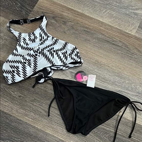 Other - (42) NWT Black and White Geometric Bikini Set